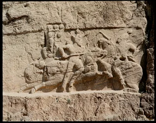 Vista de la Necrópolis y las tumbas pertenecientes a los reyes aqueménidas, relieve que representa escenas de batalla