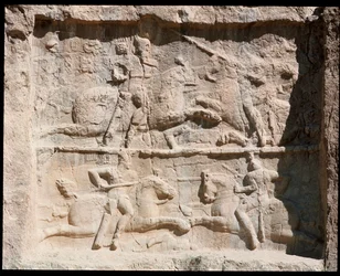 Vista de la Necrópolis y las tumbas pertenecientes a los reyes aqueménidas, relieve representando escenas de batalla
