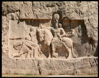 Vista de la Necrópolis y las tumbas pertenecientes a los reyes aqueménidas, relieve que representa la victoria de Shapur I sobre el emperador romano Valeriano en Edesa, 260 d.C.