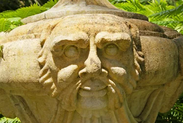 Urna de piedra tallada en la Terraza de los Dioses, Quinta da Regalia, Sintra, Portugal c.1914