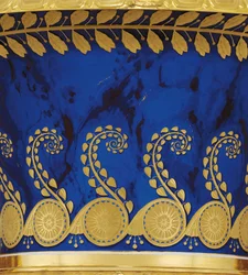 Detalle de un jarrón de porcelana con dos asas y hoja de oro hecho por la Fábrica Imperial de Porcelana en 1833