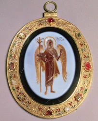 Panagia, sardónica tallada montada en oro con perlas y joyas con filigrana y decoración de esmalte, Moscú, mediados del siglo XVI