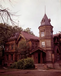 Arquitectura rusa: vista de una dacha del siglo XIX, casa de campo rusa