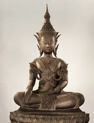 Buda de tamaño natural con atuendo real