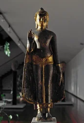 Estilo Lopburi: Buda abhyamudra (escultura)