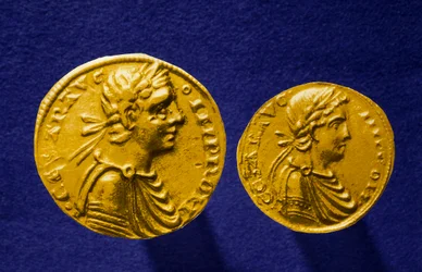 Monedas de oro de Sicilia con la efigie de Federico II de Hohenstaufen (1194-1250), emperador alemán. 1231