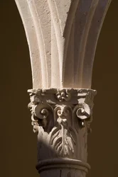 Detalle de una columna en el claustro del Convento de Santo Domingo