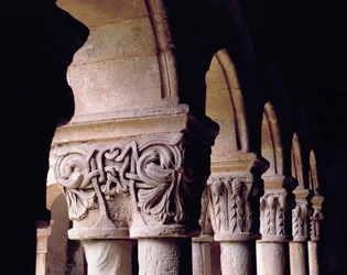 Detalle de los capiteles en los claustros