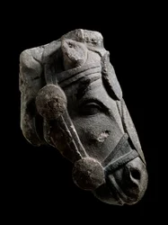 Cabeza de caballo, escultura de piedra de Fuente la Higuera