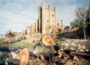 El Castillo de Coyanza, construido en los siglos XIV-XV por los Condes de Valencia