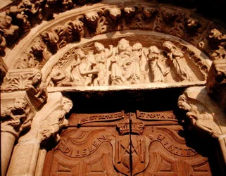 Tímpano del portal oeste de Sta Maria del Azogue