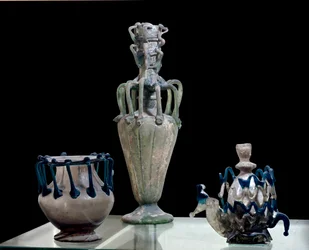 Arte oriental: jarrones de vidrio hechos en Siria. 300 aprox. París, Museo del Louvre