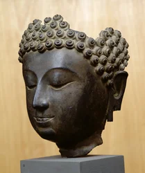 Cabeza de Buda mirando hacia abajo, Cultura Lan Na