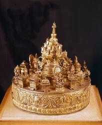 Mandala tibetano: pieza rara en bronce dorado esculpido. El mandala es una vista del cosmos divino, en el centro del cual está el Monte Meru, una montaña coronada por el palacio del dios supremo Indra y rodeada por cuatro continentes - Musée Guimet, París