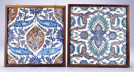 Azulejo de Iznik con flores de ciruelo y tulipanes, c.1570, y un azulejo de Iznik del siglo XVII con palmeta roja y azul dividida