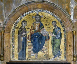 Arquitectura bizantina: Cristo en majestad (Cristo en gloria) entre la Virgen y San Marcos (Deesis), mosaicos realizados por artistas venecianos y rediseñados en el siglo XVI. Ábside. Basílica de San Marcos, Venecia