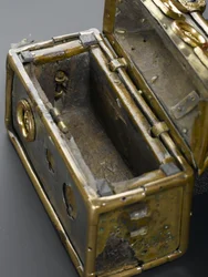 El relicario de Monymusk, c. siglo VIII d.C. (bronce, plata, madera, aleación de cobre, vidrio, esmalte)