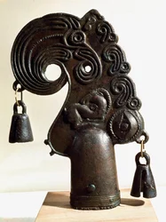 Arte escita (civilización escita o Escitia): punta de lanza de bronce decorada con un animal fantástico. De Ulski (Kuban), Cáucaso Norte en Rusia, siglo IV a.C. Altura: 28 cm. Museo del Hermitage, San Petersburgo