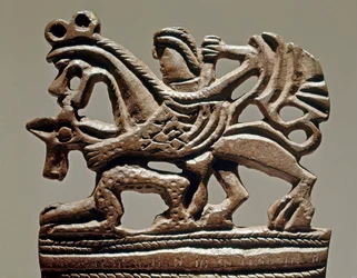Arte escita: Apolo en un grifo - siglo IV a.C. - Ornamento de tanque de bronce