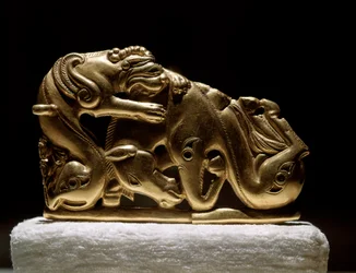 Arte escita: fíbula de cinturón de oro representando un grifo atacando a un caballo. De Chiliktin. Siglo V-IV a.C.