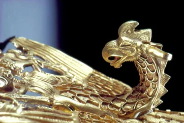 (detalle) de una diadema con un grifo sosteniendo una cabra (oro)