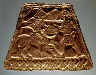 Lámina dorada mostrando a un jinete atacando a un guerrero con una lanza (arte escita, siglo V-III a.C.)