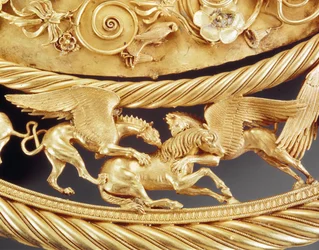 Grifos atacando a un caballo, detalle de un pectoral de oro de Tovsta Mohyla, escita, siglo IV a.C.