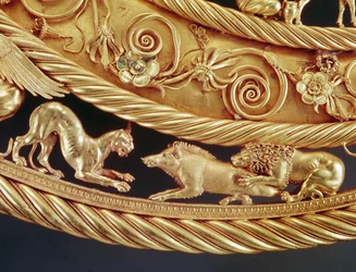 León y pantera atacando a un jabalí, Detalle de un pectoral de oro de Tovsta Mohyla (oro)