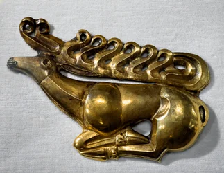 Arte escita (civilización escita o Escitia): emblema de escudo en forma de ciervo. Objeto de oro de finales del siglo VII, principios del siglo VI a.C. San Petersburgo, Museo del Hermitage