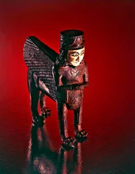 León alado con torso femenino, figura de un trono (bronce y piedra incrustada)