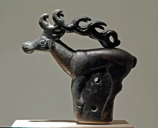 Cubierta zoomorfa que representa un ciervo. Objeto de bronce del siglo VI-II a.C. Museo del Hermitage, San Petersburgo