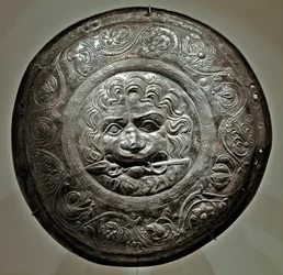 Arte escita (civilización escita): Elemento de adorno de plata que representa una cabeza de león con una lanza en la boca de la región de Rostov. Arte sármata, siglo II-III a.C. Museo del Hermitage de San Petersburgo.