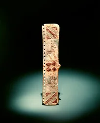 Broche de cinturón grabado con ornamento geométrico y ciervos, principios del primer milenio a.C.