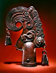 Remate, cabeza de pájaro fantástico decorada con animales, un ojo humano y campanas, siglo V-VI a.C.