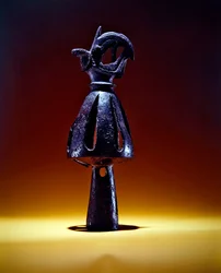 Remate, cono calado decorado con cabeza de grifo con cuernos de carnero, finales del siglo VII - principios del siglo VI a.C.