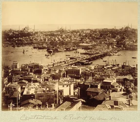 Panorama con vistas a Estambul y al río Bósforo, hacia 1890 (foto en blanco y negro)