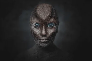 Figura terrosa, mirada azul