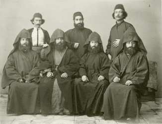 Grupo de 4 sacerdotes armenios y 3 más en el patio del Hotel Mediterráneo, Jerusalén, 1867