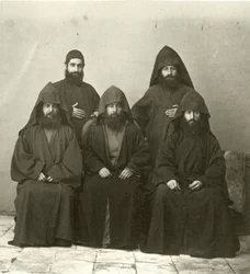 Grupo de 5 sacerdotes armenios en el patio del Hotel Mediterráneo, Jerusalén, 1867