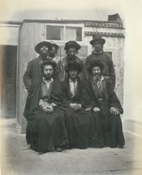 Grupo de 7 judíos polacos en el patio del Hotel Mediterráneo, Jerusalén, 1867