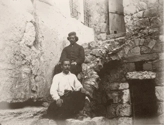Dos hombres sentados junto al dintel de la Puerta de Barclay en el Muro Occidental del Monte del Templo, Jerusalén, 1866