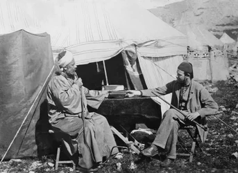 Yakub es Shellaby, presentando al Capitán C. Warren un libro de oraciones samaritanas para el Arzobispo de York, Distrito de Samaria, Palestina, 1867
