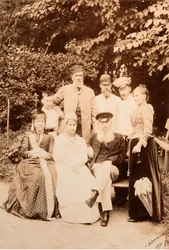 La familia del poeta Yakov Petrovich Polonsky (Iakov Petrovitch Polonski) (1819-1898) visitó al poeta Afanasy Afanasievich Fet (Foeth) (Afanassi Afanassievitch Chenchine) (1820-1892). Foto del álbum de Sergei Dmitrievich Botkin (1869-1945)