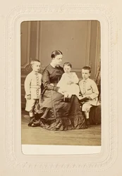 P[rin]cesse Clotilde y sus hijos.