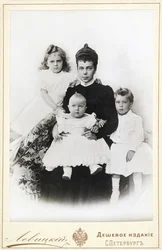 Gran Duquesa Xenia Alexandrovna de Rusia con los niños Irina Alexandrovna, Andrei..., 1903