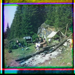 Sergei Prokudin-Gorskii y otros sentados en un campamento, río Chusovala, Montes Urales, Rusia