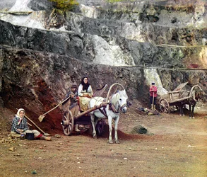 Trabajo en la mina de Bakalskii: una familia, con palas y carros tirados por caballos, trabajando en las minas de hierro en las colinas de Bakaly, Montes Urales, Imperio Ruso, 1910