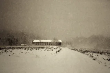 Paisaje invernal con granero