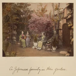 Una familia japonesa en su jardín