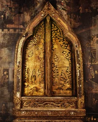 Ventana de la biblioteca que representa extranjeros